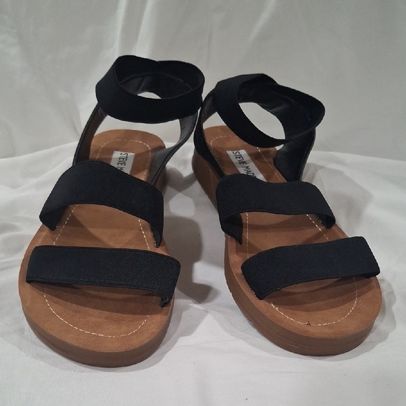 Steve Madden Black and Brown Minimalist Sandals - Picture 2 of 8